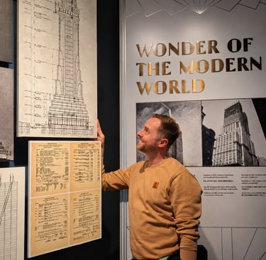 Rafał Młynarczyk przy archiwalnych rysunkach konstrukcyjnych w Empire State Building