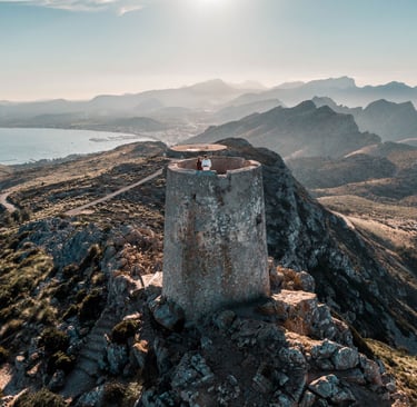 Turm mit Bergsicht auf Mallorca