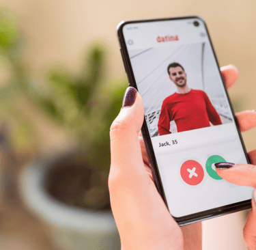 Mulher Buscando em Aplicativos de Relacionamentos um parceiro em comum