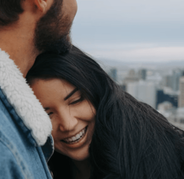 CASAL SE ABRAÇANDO COM TOQUES