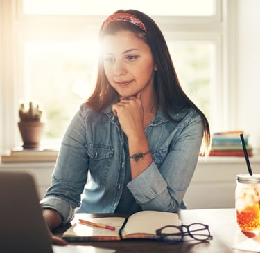 Mulher analisando a melhor Tomada de Decisão na vida.
