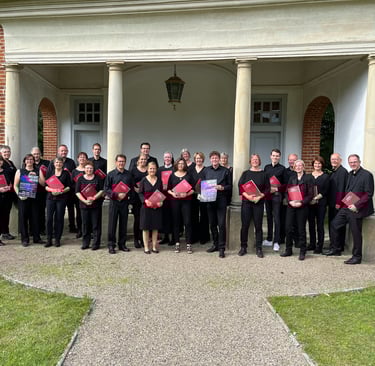 Der Kammerchor Emsland 2023 im Schlossgarten Clemenswerth in Sögel