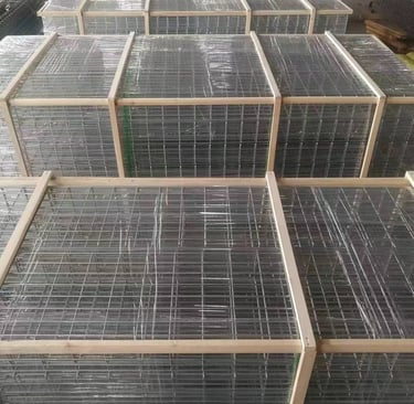 un montón de bandejas de cables de malla de alambre metálico empaquetadas en madera