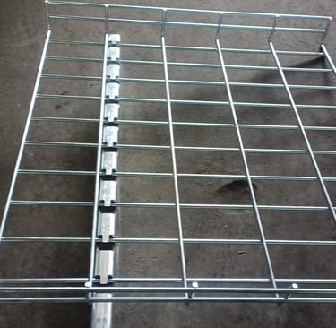 una bandeja de cables de malla de alambre soportada por un soporte metálico