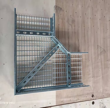 Un codo de escalera de cable con diseño de malla de alambre.