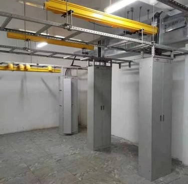 una habitación con mucha escalera de cables y una bandeja de cables en el techo
