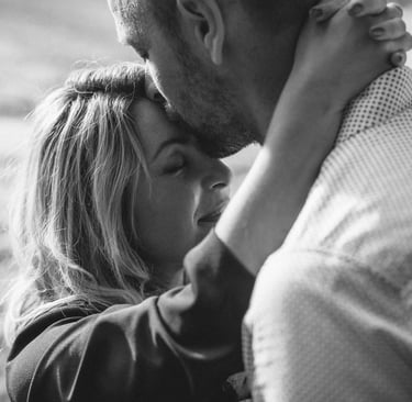 Photo d'un couple s'embrassant