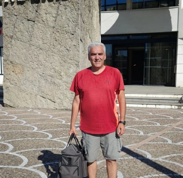 Anthony NOUGARET technicien devant la mairie Guilherand-Granges dépannage informatique domicile 07