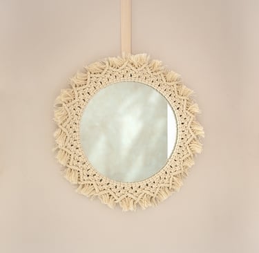 espejo con marco tejido de macramé color beige