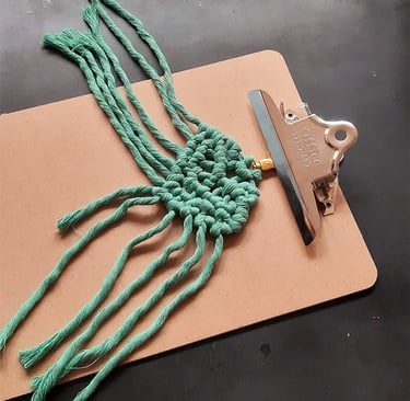 llavero de macramé en forma de corazón