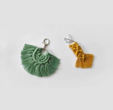 llavero de macrame color verde aqua y separador de libros color amarillo tejido en macramé