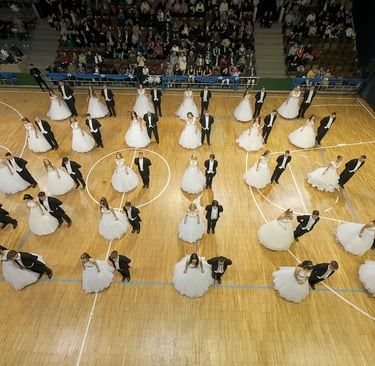 FPV drónos légi felvétel nagylétszámú szallagavtó rendezvényről sportcsarnokban