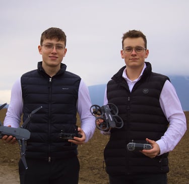 A Sunbird Media alapítói, drónokkal a kezükben