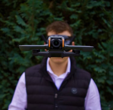 DJI Avata 2 FPV Drónról profi fotó, ahogy stabilan repül a levegőben