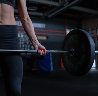 Woman over 35 strength training with dumbbells in gym — Fit & Free Life