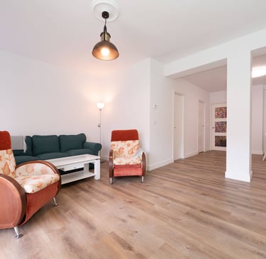 Bright living room with sofa and armchairs, Anne apartment San Sebastian