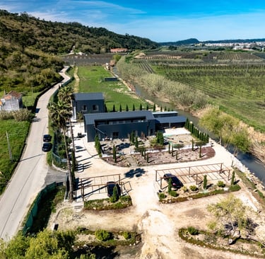 Vista panorâmica da propriedade Casas do Rio Alcobaça com dois edifícios modernos 