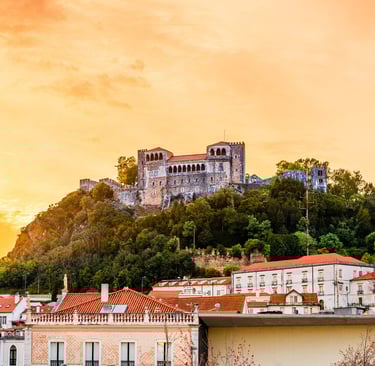 Vista direta do Castelo de Leiria, monumento histórico que simboliza a identidade da cidade e a qual