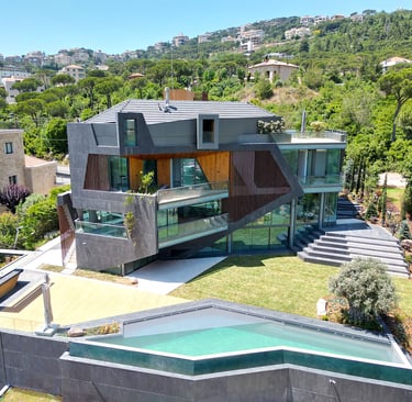 Modern luxury villa with swimming pool on the Silver Coast, Portugal. A prime real estate opportunit