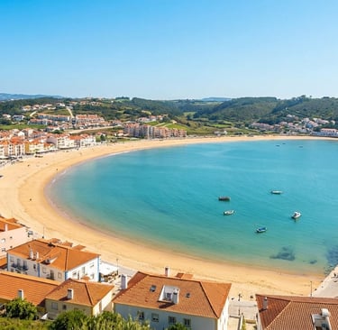 Vista panorâmica da baía de São Martinho do Porto, Costa de Prata, num dia de sol.