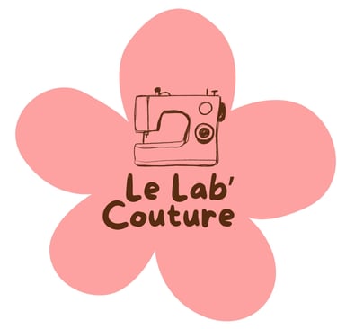 Logo Le Lab Couture une grosse fleur rose et une machine à coudre