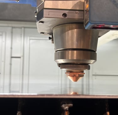 Tête de découpe laser en mouvement