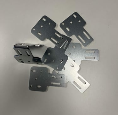 Petites équerres métalliques découpées au laser – pièces techniques industrielles