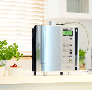 Equipamento Enagic Leveluk Platinum em uma cozinha moderna