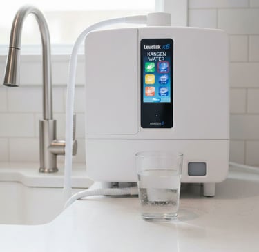 Copo com água pura em frente do equipamento Enagic K8