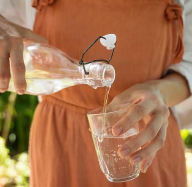 Colocando água pura em um copo 
