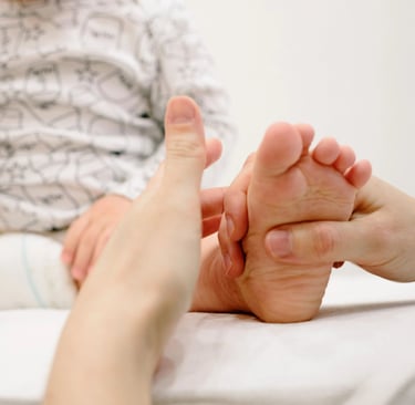 Une séance de réflexologie plantaire pédiatrique avec un tout-petit, pour l'apaiser.