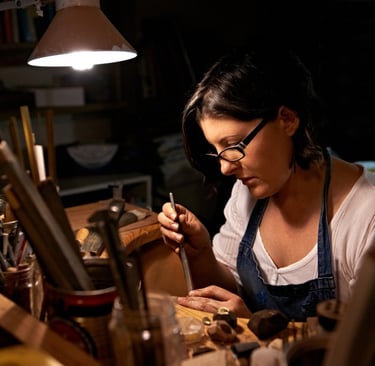 Artesana trabajando una pieza de joyería.