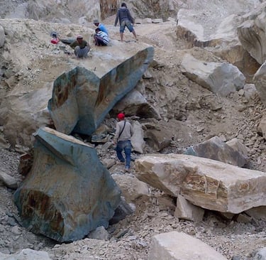 Tim profesional [Java Heritage Stone] bekerja di lokasi penambangan, menjamin efisiensi dan pengawa