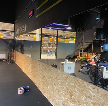 autre angle de vue de la meme longueur de miroir dans une salle de fitness par BLmiroiterie