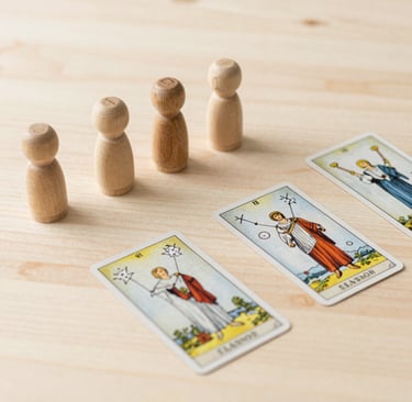 cartas de tarot con figuritas de madera en una mesa clara de madera