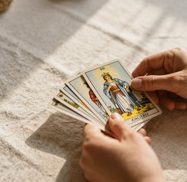 Manos sosteniendo cartas de tarot con la reina de espadas para una lectura espritual