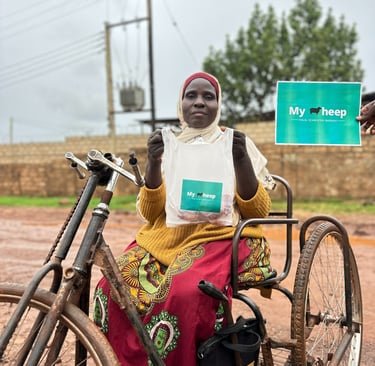 Bedürftige Frau mit Einschränkungen erhält Fleischspende in Uganda durch MySheep