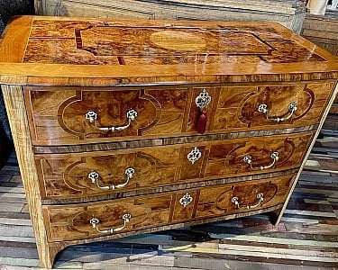 Commode ancienne en marqueterie de loupe, restaurée et revernie