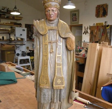 Statue religieuse en bois polychrome et doré avant restauration, à l'atelier
