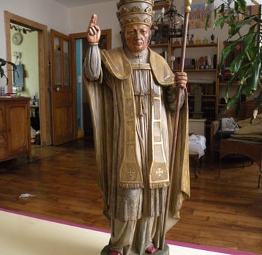 La même statue après restauration : polychromie et dorures ravivées