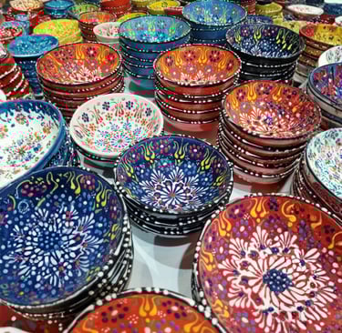 Tigelas de cerâmica turca pintadas à mão com vibrantes padrões florais e desenhos tradicionais.