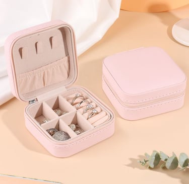 Pequeño joyero organizador en color rosa con forro de terciopelo