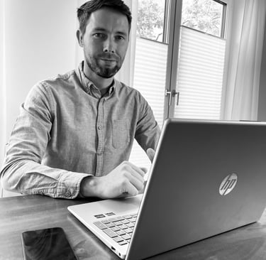 Dirk Grüner vor einem Notebook