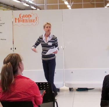 consultante debout devant un auditoire