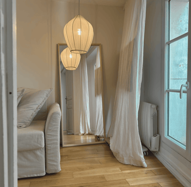 Salon beige avec lumière tamisé et miroir