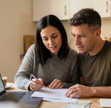 Pareja calculando los gastos de la compra de su primera vivienda en Castilla La Mancha