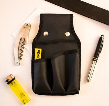 Fotoproducto de un portaelementos para mozos, junto a un sacacorchos, un encendedor y un bolígrafo