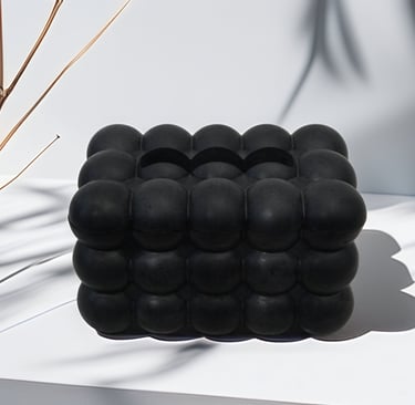 Minimalistinė juoda betono dėžutė servetėlių laikymui