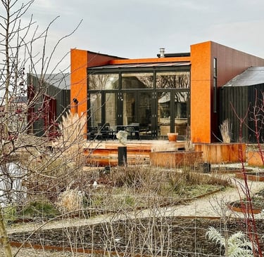 Fachada casa sustentável com piscina natural