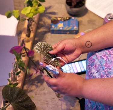 Une femme joue avec des feuilles, contrôlant le son via leurs signaux électriques.